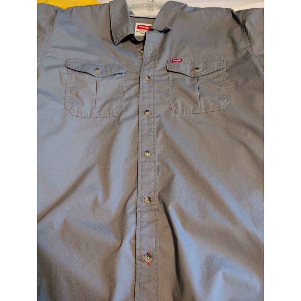 Wrangler Men's Relaxed Fit Short Sleeve Woven Button Up Shirt Size L Large Gray